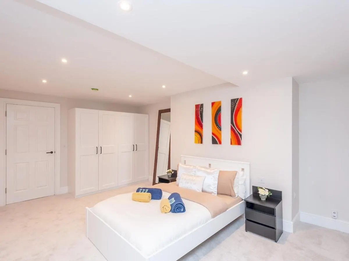 Luxury Pad Leeds Centre With Hot Tub Pass The Keys Apartment United Kingdom