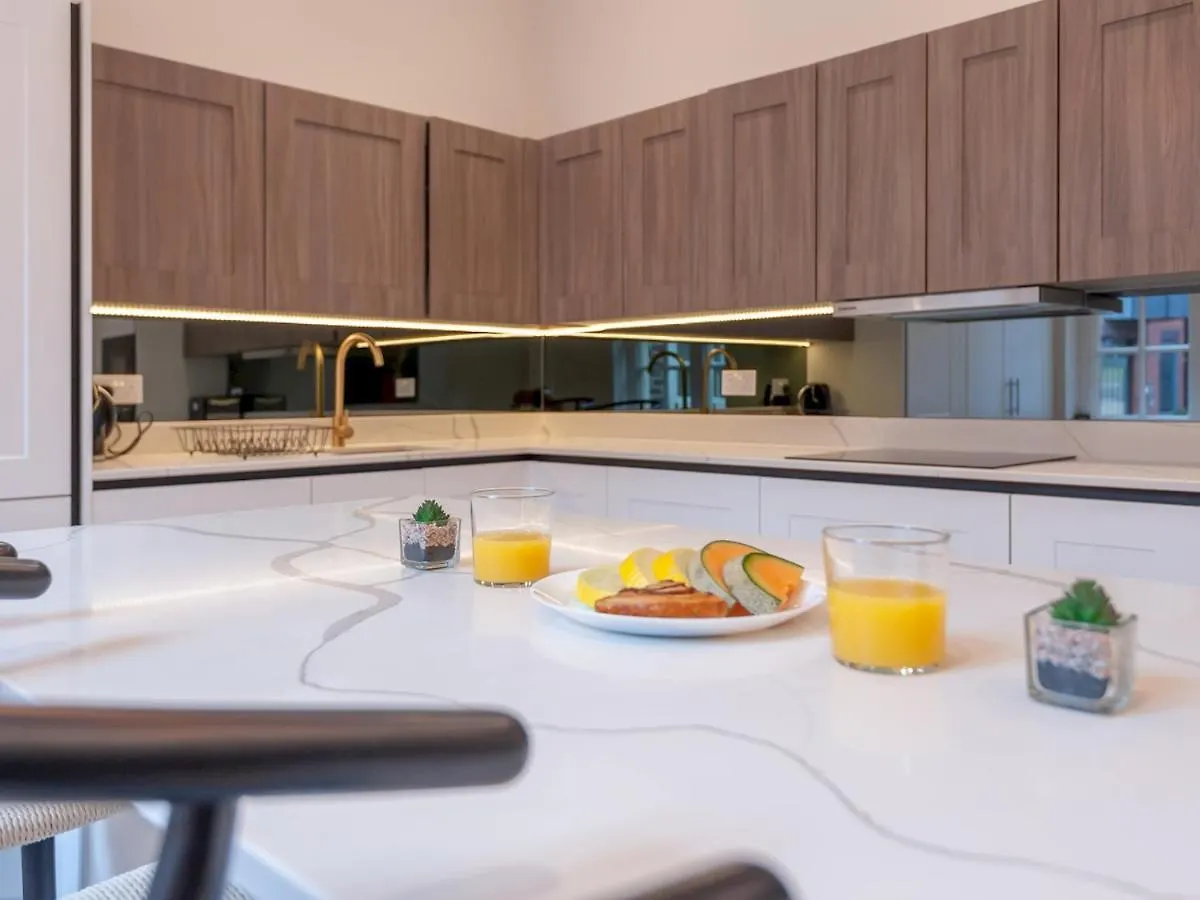 דירות Luxury Pad Leeds Centre With Hot Tub Pass The Keys בריטניה