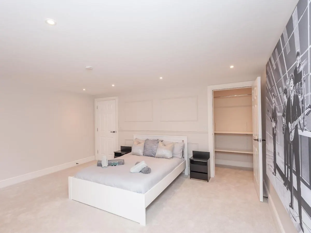 דירות Luxury Pad Leeds Centre With Hot Tub Pass The Keys בריטניה