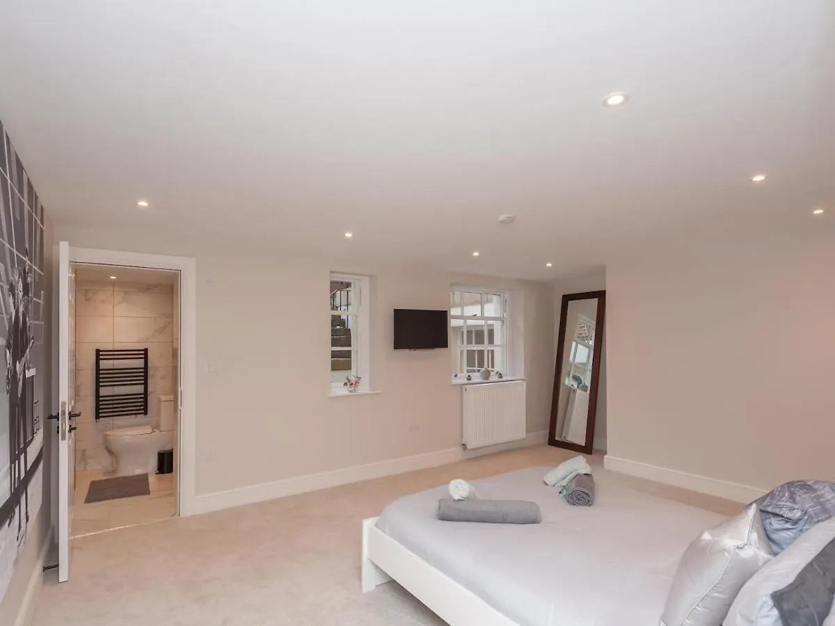 Luxury Pad Leeds Centre With Hot Tub Pass The Keys Apartment