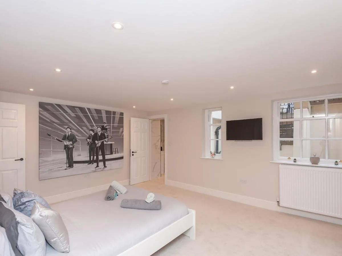 Luxury Pad Leeds Centre With Hot Tub Pass The Keys Apartment