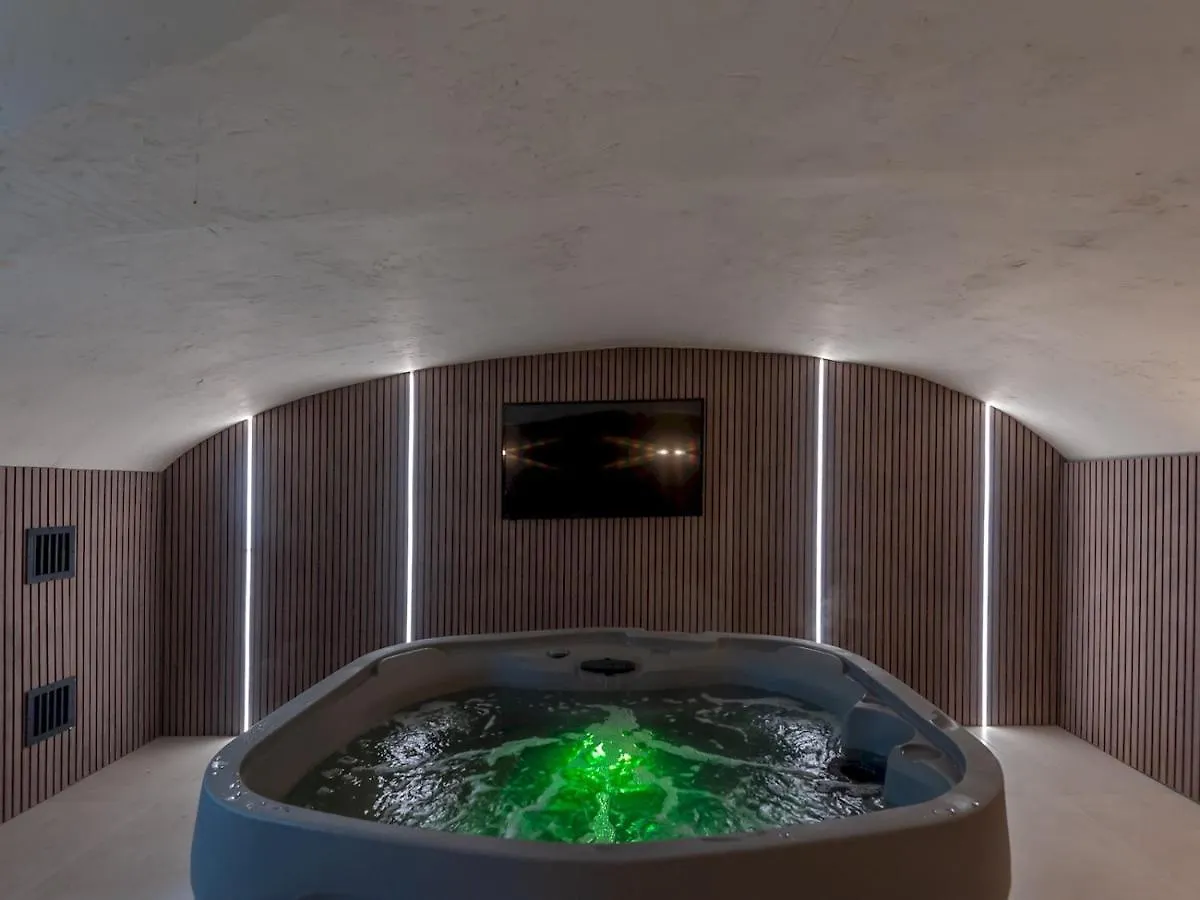 Luxury Pad Leeds Centre With Hot Tub Pass The Keys contacts