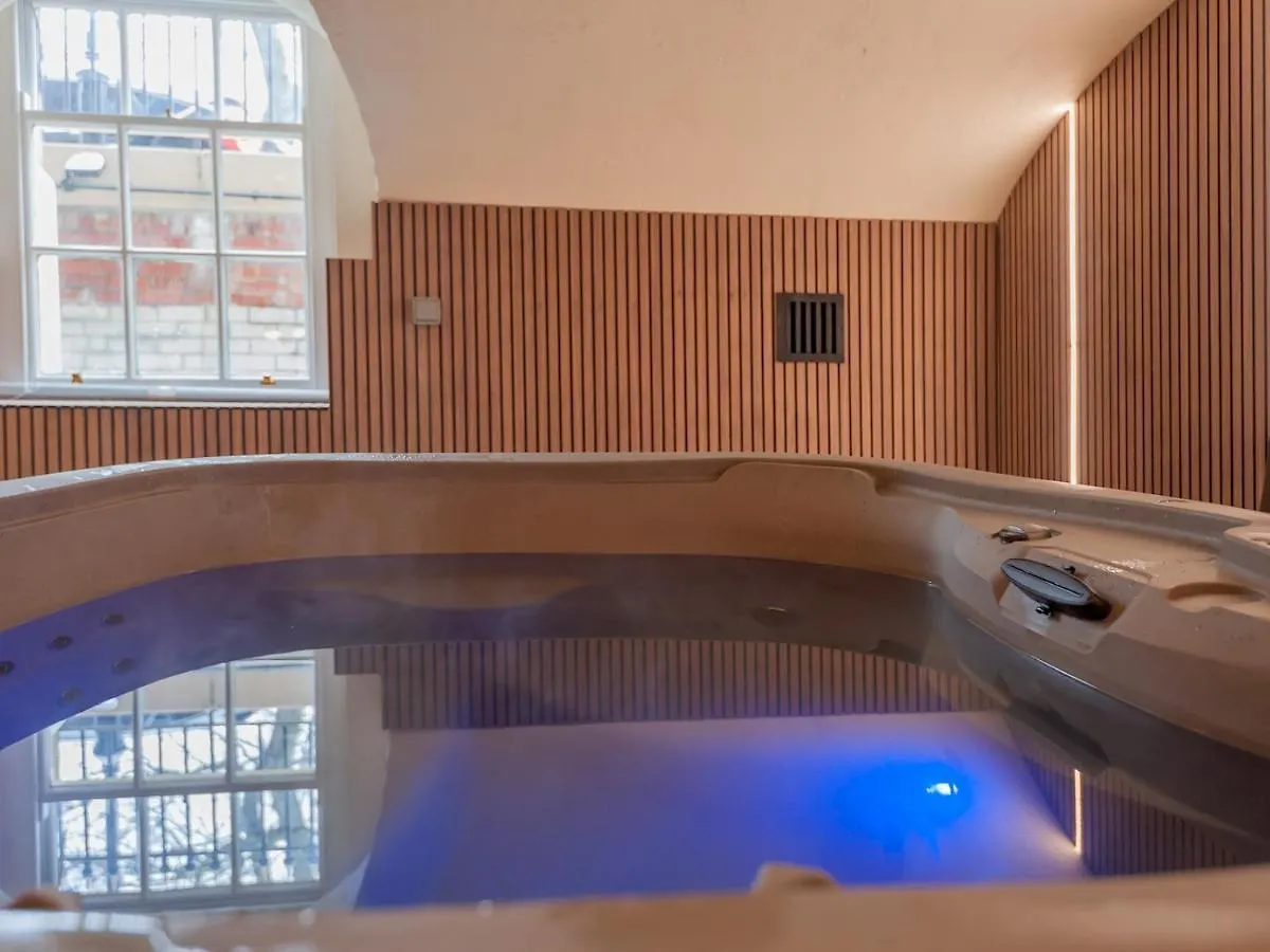 Luxury Pad Leeds Centre With Hot Tub Pass The Keys Apartment