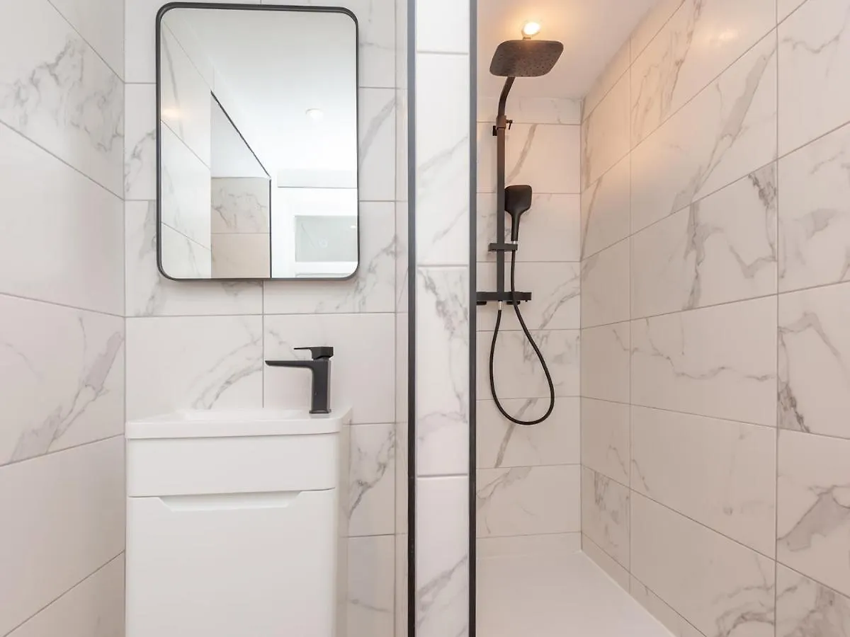 Luxury Pad Leeds Centre With Hot Tub Pass The Keys Apartment